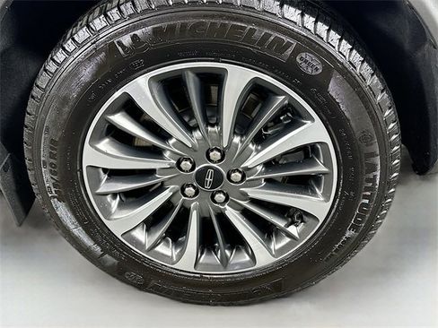 Used 2022 Lincoln Nautilus Reserve image 32