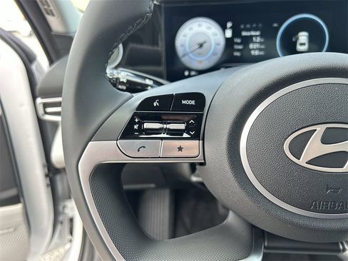 New 2025 Hyundai Elantra Limited image 28