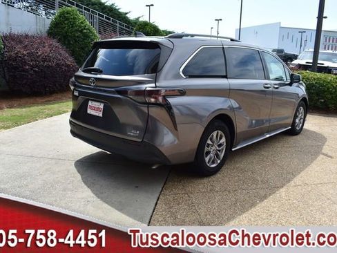 Used 2023 Toyota Sienna XLE FWD image 12