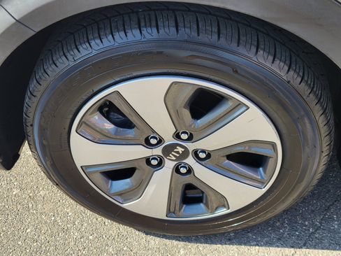 Used 2018 Kia Niro LX image 9