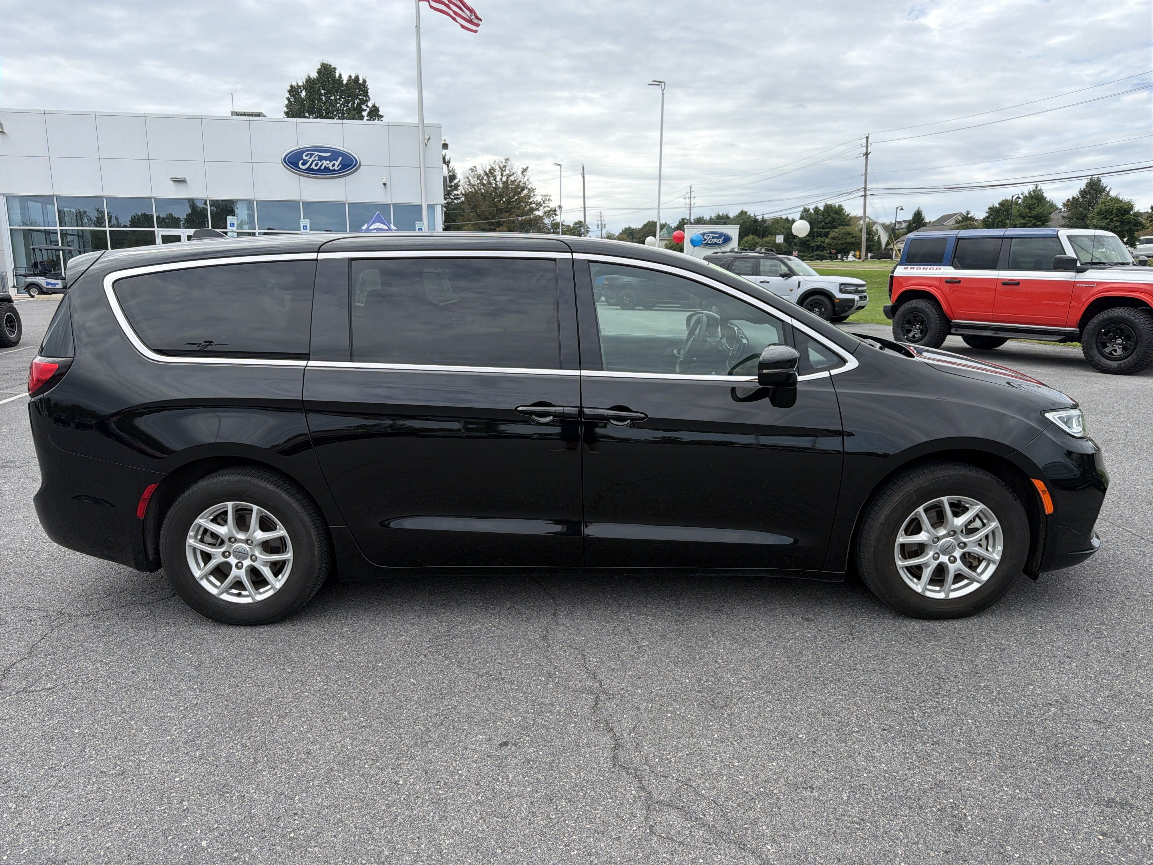 Used 2025 Chrysler Pacifica Select FWD image 2
