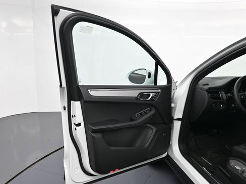 New 2026 Porsche Macan image 16