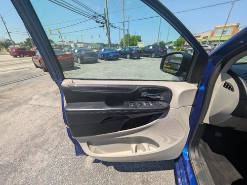 Used 2019 Dodge Grand Caravan SE FWD image 17