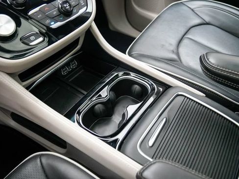Used 2024 Chrysler Pacifica Limited FWD image 33