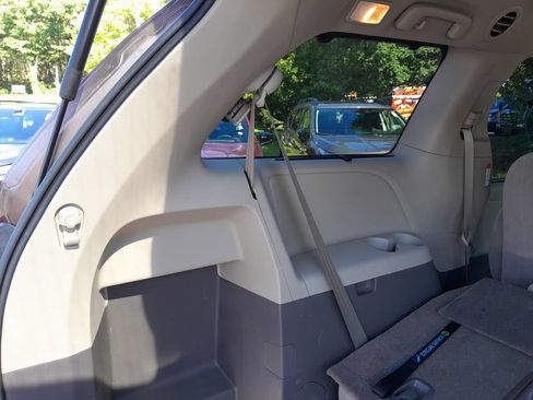 Used 2018 Toyota Sienna LE AWD/4WD image 38