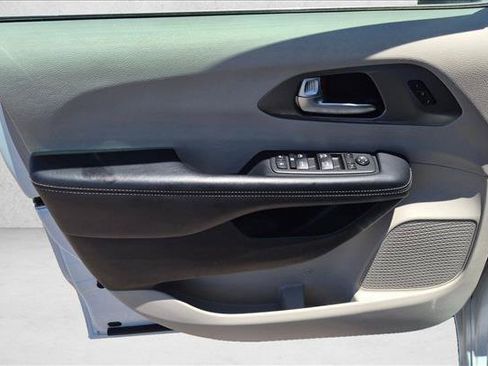 Used 2023 Chrysler Pacifica Touring-L FWD image 11