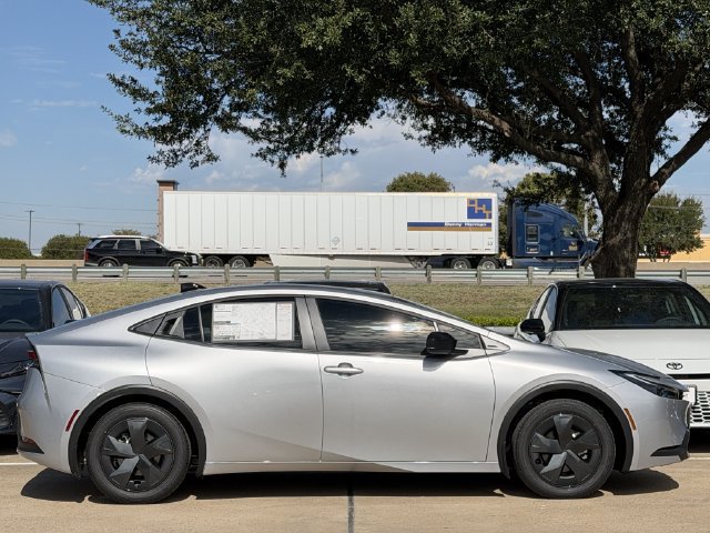 New 2027 Toyota Prius LE FWD image 3