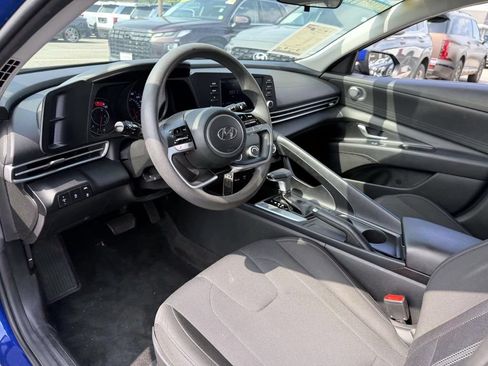 Used 2021 Hyundai Elantra SE FWD image 11