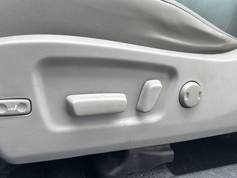 Used 2019 Toyota Highlander XLE AWD/4WD image 11
