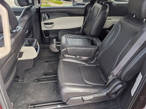 Used 2024 Kia Carnival LX FWD image 20