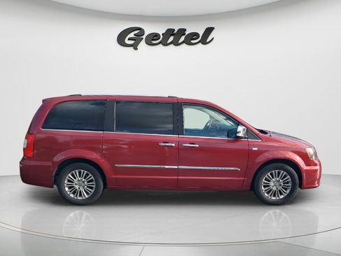 Used 2014 Chrysler Town & Country Touring-L FWD image 4
