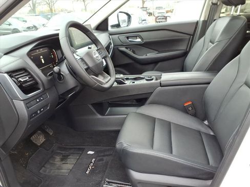 Used 2025 Nissan Rogue SL w/ Tech Package image 10