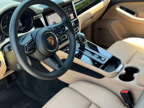 Certified 2025 Porsche Macan AWD/4WD image 4