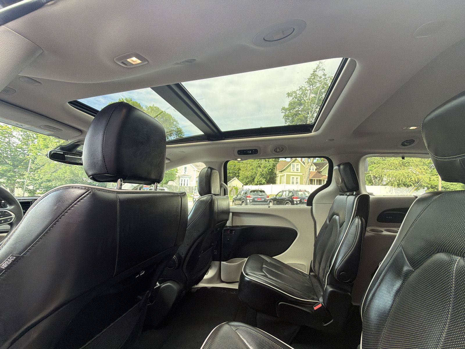 Used 2023 Chrysler Pacifica Limited FWD image 14