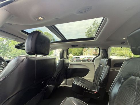 Used 2023 Chrysler Pacifica Limited FWD image 14