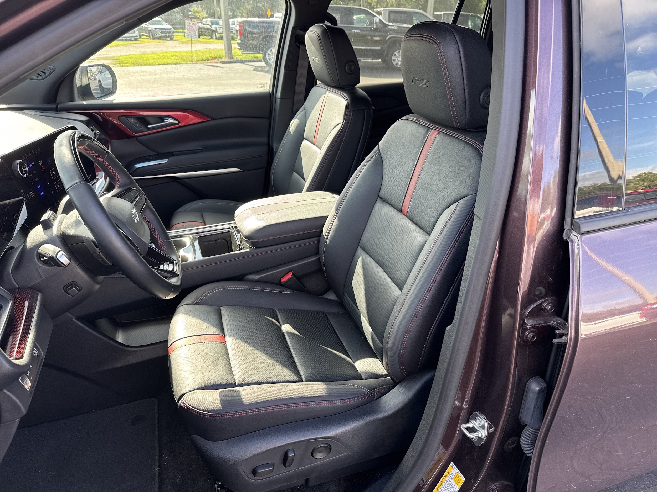 Used 2024 Chevrolet Traverse RS FWD image 28