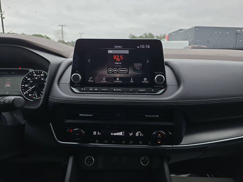 Used 2023 Nissan Rogue SV w/ SV Premium B Package image 21