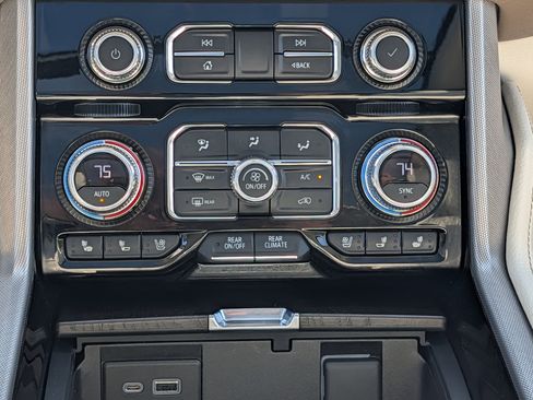 Used 2022 GMC Yukon Denali w/ Denali Premium Package image 27