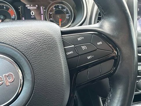 Used 2019 Jeep Cherokee Latitude Plus AWD/4WD image 24