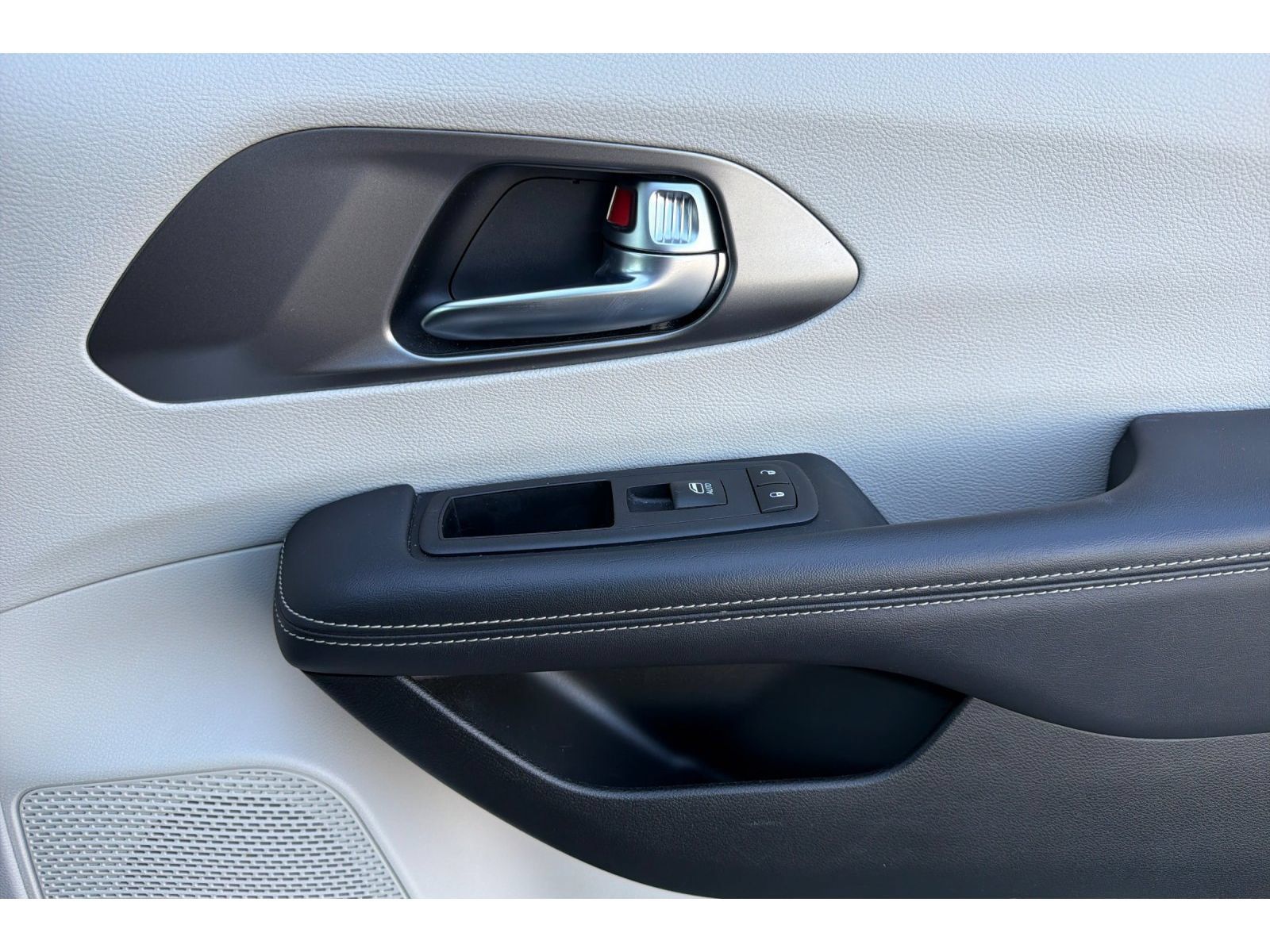 Used 2023 Chrysler Pacifica Touring-L FWD image 20