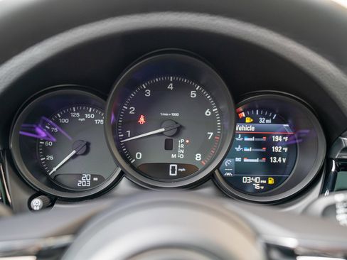 Certified 2025 Porsche Macan image 13