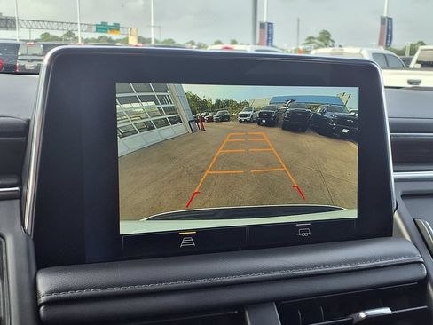 Used 2022 Chevrolet Suburban LT RWD image 4