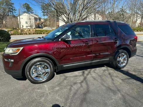 Used 2018 Ford Explorer XLT FWD image 4