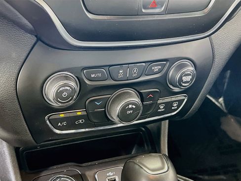 Used 2019 Jeep Cherokee Latitude Plus w/ Cold Weather Group AWD/4WD image 15