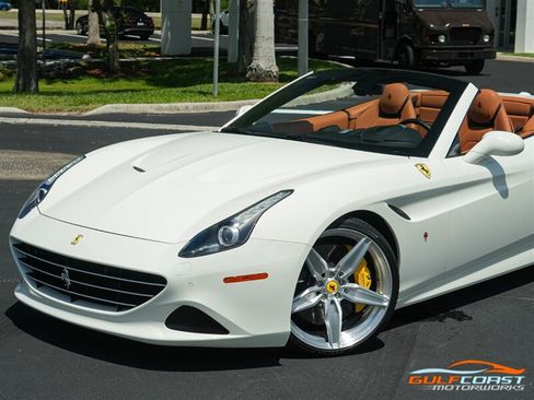 Used 2017 Ferrari California T RWD image 9