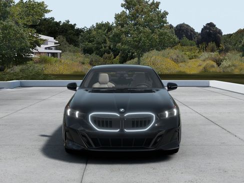 New 2027 BMW 550e xDrive 550e xDrive Sedan image 3