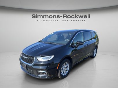 Used 2025 Chrysler Pacifica Select