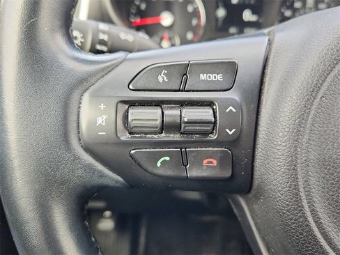 Used 2017 Kia Sorento LX w/ LX Convenience Package image 21