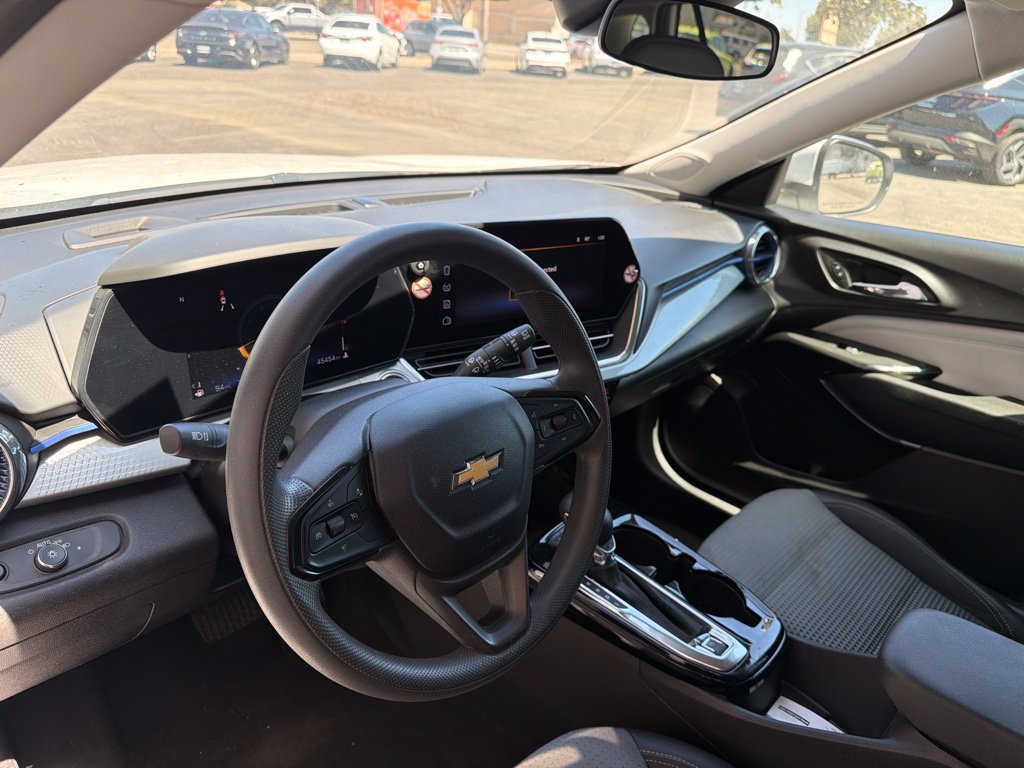 Used 2025 Chevrolet Trax LT FWD image 7