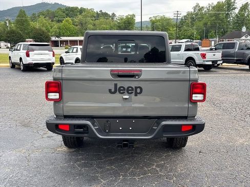 Used 2022 Jeep Gladiator Sport AWD/4WD image 6