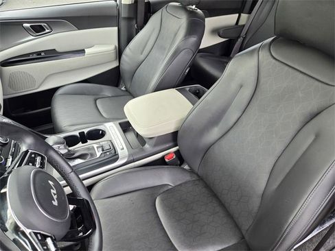 Used 2023 Kia Carnival LX image 26