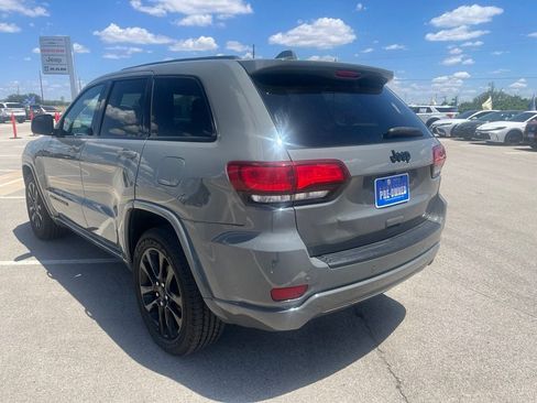 Used 2019 Jeep Grand Cherokee Altitude RWD image 3