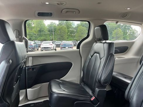 Used 2023 Chrysler Pacifica Touring-L FWD image 21