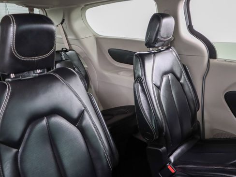 Used 2023 Chrysler Pacifica Touring-L FWD image 28