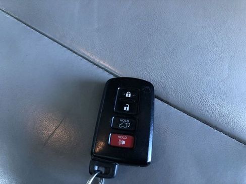 Certified 2017 Toyota Highlander XLE image 34