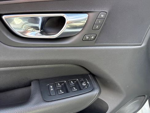 Used 2018 Volvo XC60 T6 Momentum w/ Convenience Package image 21