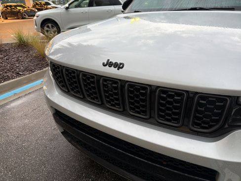Used 2023 Jeep Grand Cherokee L Summit AWD/4WD image 10