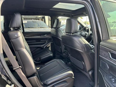 Used 2023 Cadillac XT4 Luxury w/ Cold Weather Package AWD/4WD image 13