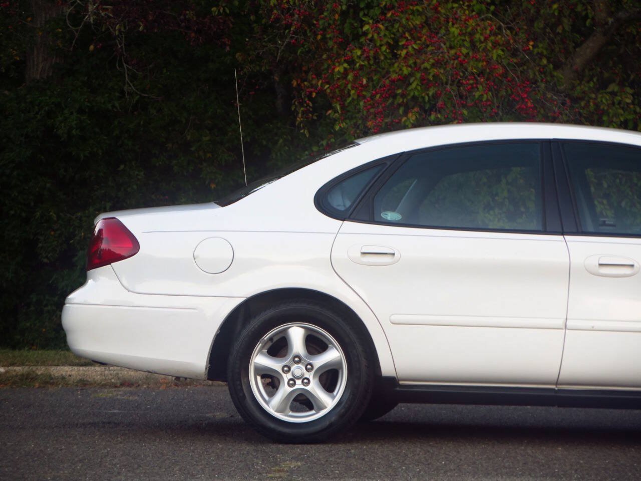 Used 2003 Ford Taurus SES FWD image 22