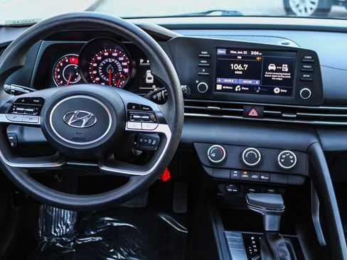Used 2023 Hyundai Elantra SE FWD image 15