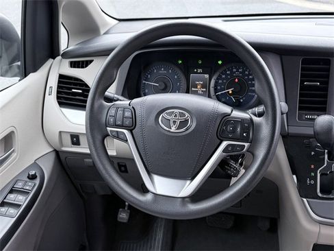 Certified 2020 Toyota Sienna LE image 21