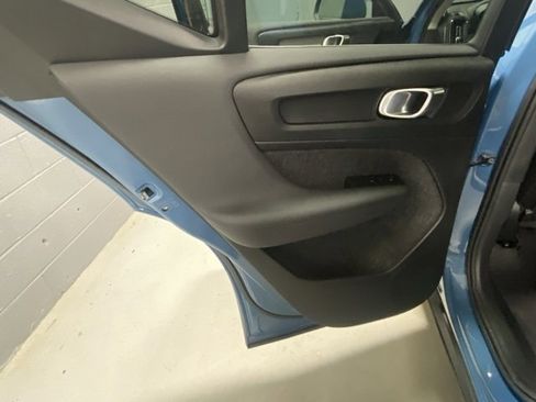 Used 2025 Volvo XC40 B5 Core image 8