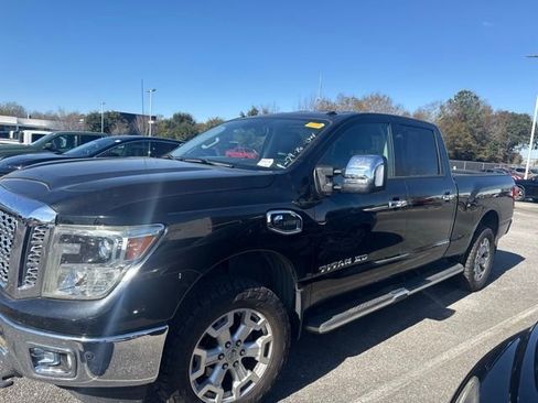 Used 2017 Nissan Titan SL image 1