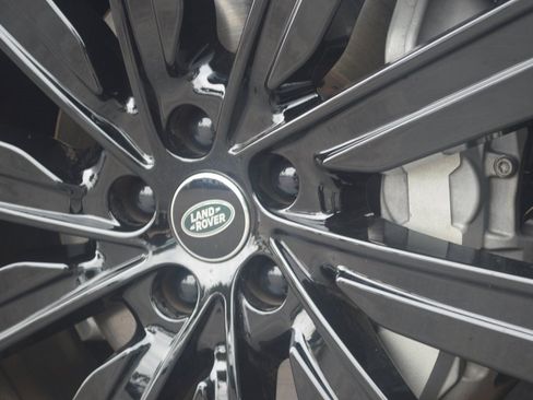 Used 2025 Land Rover Range Rover SE image 10