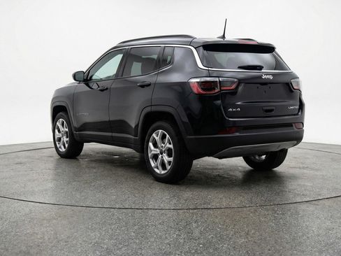 Used 2025 Jeep Compass Latitude AWD/4WD image 6