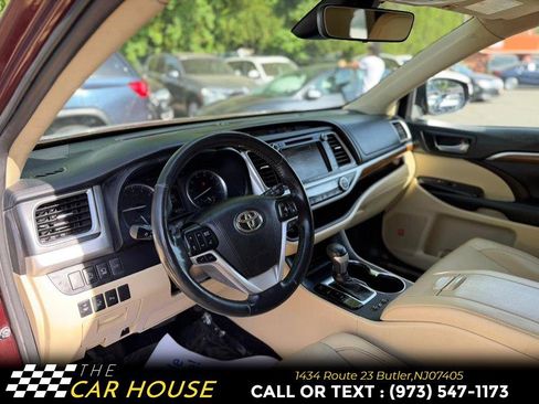 Used 2019 Toyota Highlander Limited Platinum FWD image 17